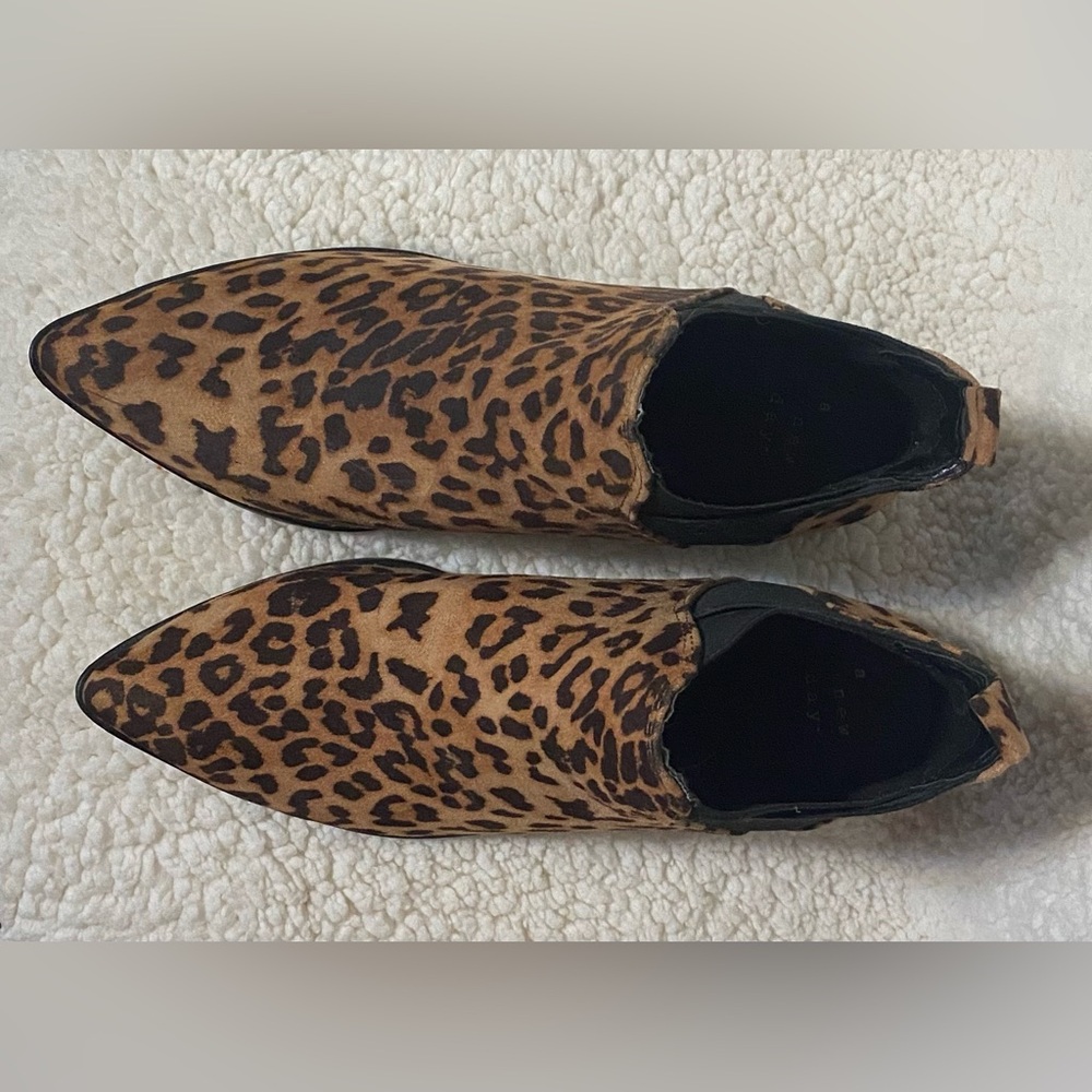 Leopard pointed toe elastic side ankle boots - Picture 8 of 11